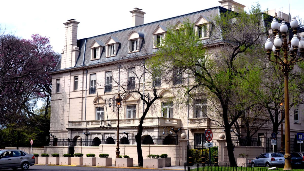 La embajada en Buenos Aires procura fortalecer la relación bilateral desarrollando los vínculos políticos, culturales, económicos y comerciales.